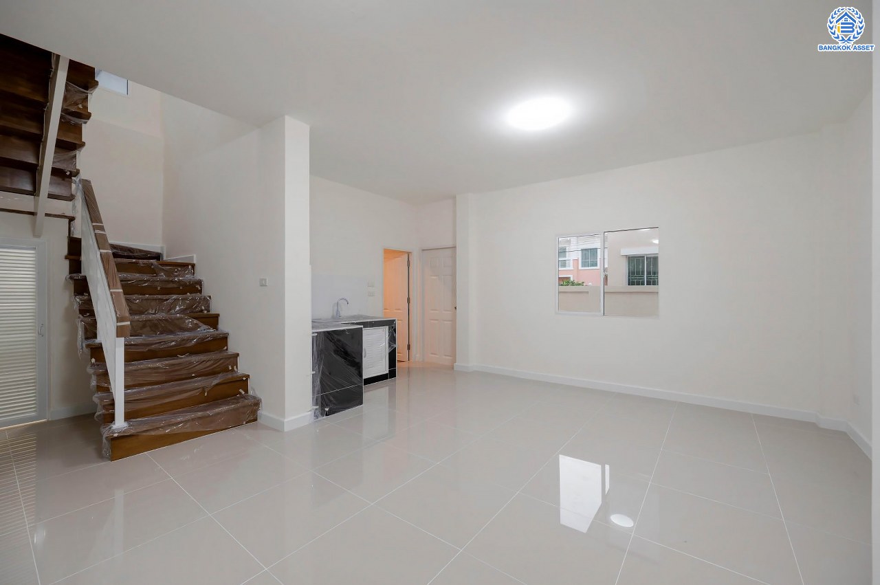 บ้านมือสองตกแต่งใหม่ โครงการ แลนซิโอ วงแหวน-ปิ่นเกล้า เนื้อที่ 37.3 ตร.ว. พื้นที่ใช้สอย 109.33 ตร.ม. พร้อมฟังก์ชัน 3 ห้องนอน 2 ห้องน้ำ จอดรถได้ 1 คัน บนทำเลเดินทางสะดวก ใกล้ถนนกาญจนาภิเษก เข้า-ออกได้หลายเส้นทาง ใกล้จุดขึ้นทางด่วน "ศรีรัช" และรถไฟฟ้าสายสีม่วง "สถานีสามแยกบางใหญ่"